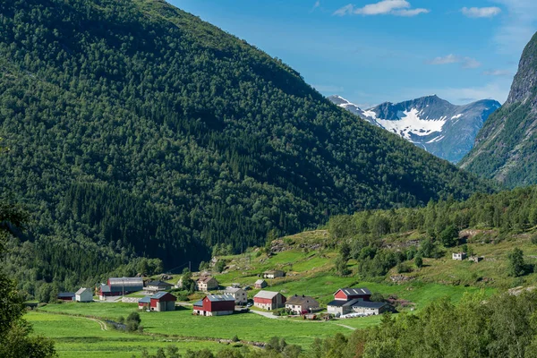 Flo Noruega 2020 Agosto Aldeia Rural Idílica Entre Montanhas Noruega — Fotografia de Stock
