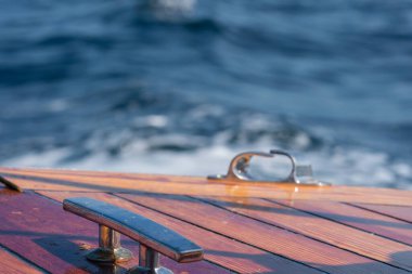 RUNDE, NORway - 2020 Haziran 19. Çapa halatı için ahşap tekne kazığı. .