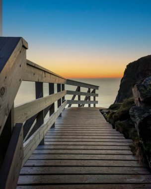 Norveç 'te kuş adası Runde' de mavi gökyüzü ile gün batımı.