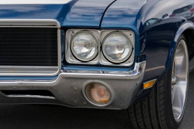 Mavi bir Amerikan kaslı arabasının ön görüntüsü.