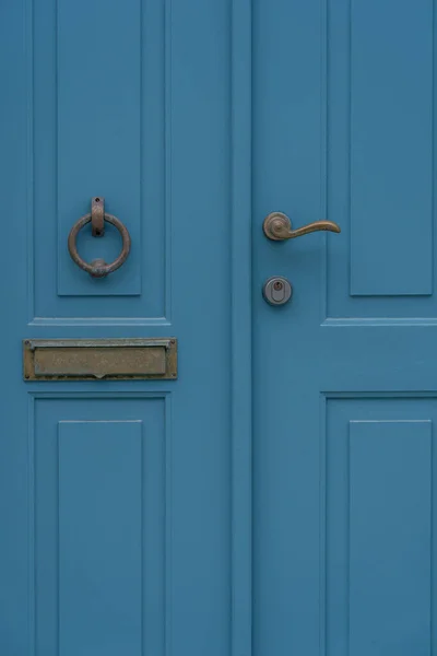 Blauwe Voordeur Met Bronzen Klopper — Stockfoto