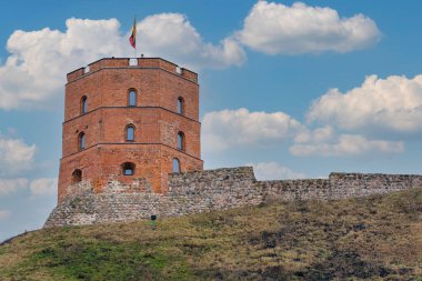 Vilnius, Litvanya - 2020 Mart 07. Gediminas Kulesi - Yukarı Kale 'nin kalan kısmı.