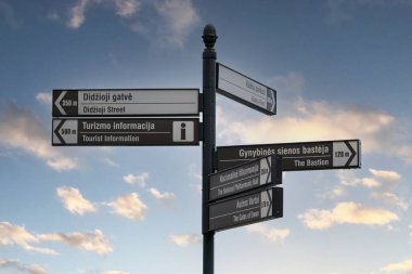 Vilnius, Litvanya - 2020 Mart 07. Turistler için sokak tabelaları.