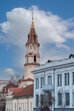 Vilnius, Litvanya - 2020 Mart 05. St. Nicholas Kilisesi ve Vilnius Belediye Meydanı.