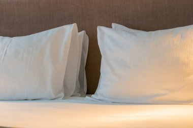 Vilnius, Litvanya - 2020 Mart 05. Beyaz yataklı modern yatak odası.,