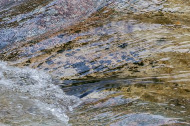 VALLDAL, NORway - 2020 Haziran 06. Nehirde akan suyun yakınına..