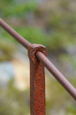 VALLDAL, NORway - 2020 Haziran 06. Ormanda eski paslı çelik çitler.