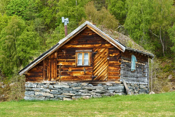 VALLDAL, NORway - 2020 Haziran 09. Dağdaki eski kırsal Norveç kulübesi.