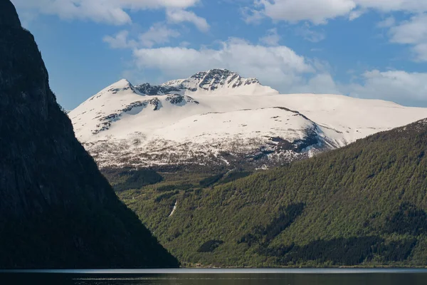 Valdal Noruega 2020 Maio Tafjord Com Grandes Montanhas Com Neve — Fotografia de Stock