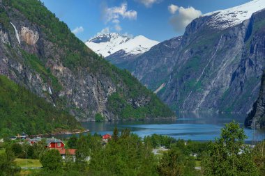 TafORD, NORway - 2020 HAZİRAN 01. Norveç 'in fiyortlarında ve dağlarında küçük bir köy..
