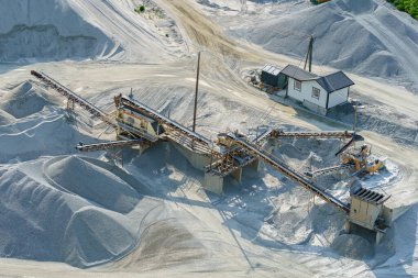 VALLDAL, NORway - 2020 Haziran 03. Taş ocağında ağır makineler var..