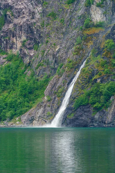 Valldal Norway 2020 Haziran Dağdan Fiyorda Şelale — Stok fotoğraf