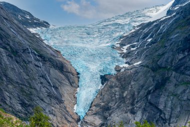 LOEN, NORway - 2020 HAZİRAN 20 Norveç 'teki Briksdalsbreen Buzulu' nun yakın görüntüsü.