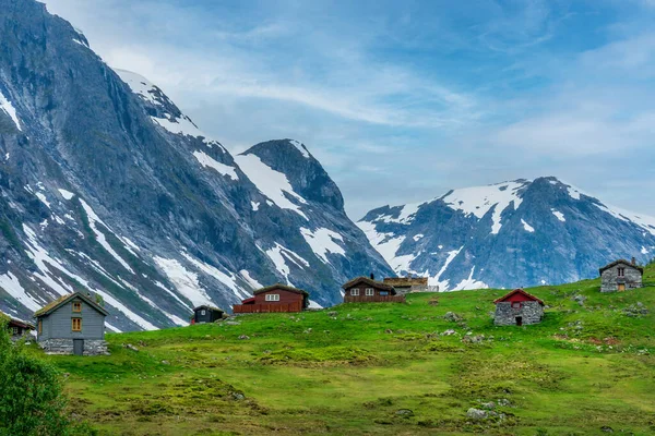 Stryn Noruega 2020 Junho Cenário Montanhoso Espetacular Com Muitas Cabanas — Fotografia de Stock