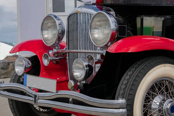Geiranger Noorweg 2020 Juni Vooraanzicht Van Oude Rode Vintage Auto — Stockfoto
