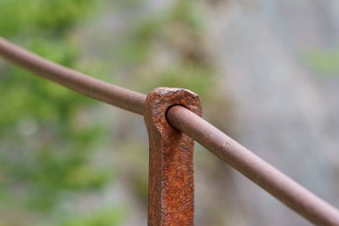 VALLDAL, NORway - 2020 Haziran 06. Ormanda eski paslı çelik çitler.