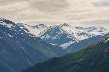VALLDAL, NORway - 2020 Haziran 09. Norveç 'te bahar geldi, dağlarda hala kar var..