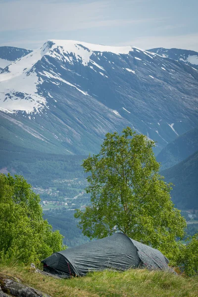 Valldal Norwegia 2020 Czerwca Wędrówki Przygoda Namiotem Norweskiej Przyrodzie — Zdjęcie stockowe