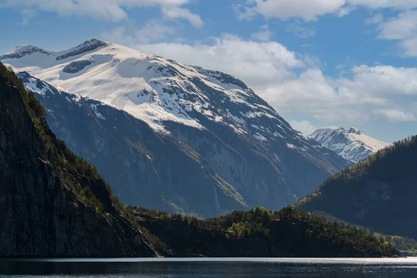 VALLDAL, NORway - 2020 Mayıs 29. Baharda karlı, büyük dağları olan Tafjord..
