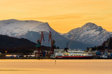 ULSTEINVIK, NORWAY - 11 ARALIK. Fram yolcu gemisi Kleven tersanesine doğru gidiyor. Hurtigruten keşif gemisi.