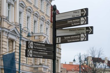 Vilnius, Litvanya - 2020 Mart 07. Vilius caddesinde sokak bilgisi tabelası.
