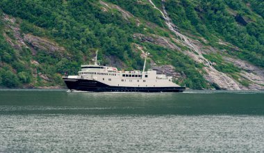 GEIRRANGER, NORway - 2020 HAZİRAN 21. Norveç 'te dağları olan Geirangerfjord' daki feribot..
