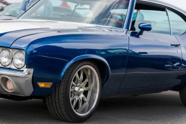 GEIRRANGER, NORway - 2020 HAZİRAN 21. Mavi bir Amerikan kaslı arabasının ön görüntüsü.