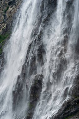 GEIRRANGER, NORway - 2020 HAZİRAN 21. Ünlü Yedi Kız Kardeş Şelalesi Geiranger Fjord 'da.