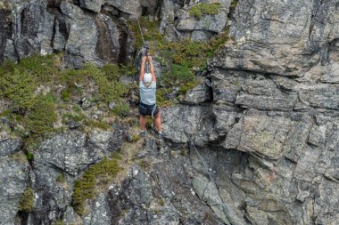 LOEN, NORway - 2020 HAZİRAN 20 Norveç 'te bir kablolu ekstrem spordan sallanırken.