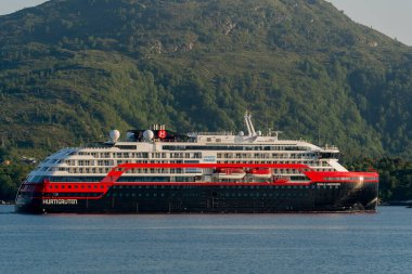 ULSTEINVIK, NORway - 25 Haziran 2020. Keşif gemisi Roald Amundsen Ulsteinfjord 'da deniz yolculukları için..