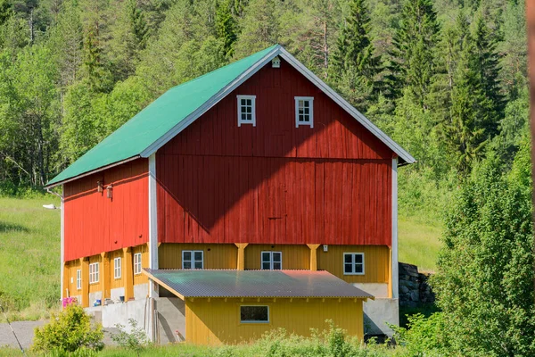 VALLDAL, NORway - 2020 Haziran 23. Norveç 'te Valldalen Vadisi' ndeki güzel kırmızı ve sarı çiftlik evi.