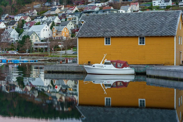 Ulsteinvik Norway November Reflection Small Boat Yellow Seahouse Sea — Stock Photo, Image