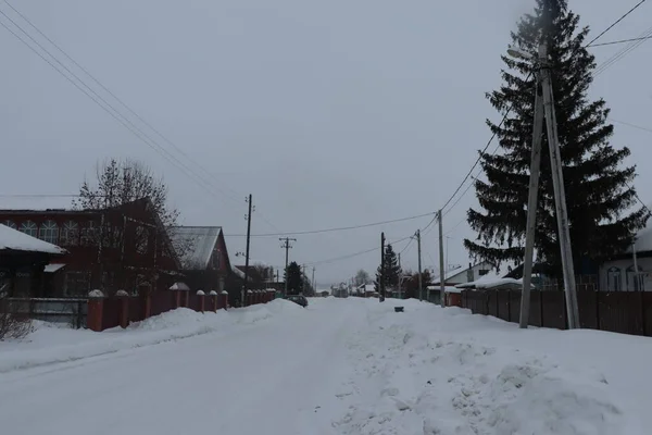 Snow Covered Village Street Houses Trees Pillars — Φωτογραφία Αρχείου