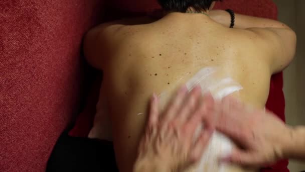 Donner Massage Crème Une Femme Mûre Avec Crème Douleur Femme — Video