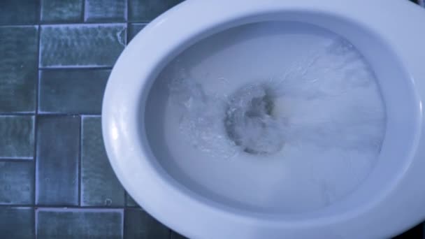 Siram Air Toilet Dalam Gerakan Lambat Closeup Top View — Stok Video
