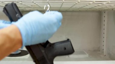 CSI polisi, siyanoakrilat odasındaki bir silahta parmak izi buldu.