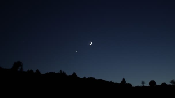 夜晚随着新月形的月亮和隐藏在地平线上的金星的消逝 你可以看到月光 — 图库视频影像