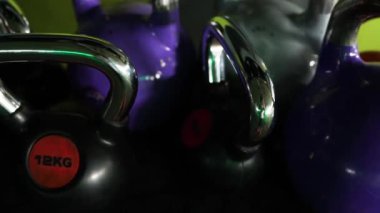 Farklı renklerde bir kettlebell spor salonunun manzarası.