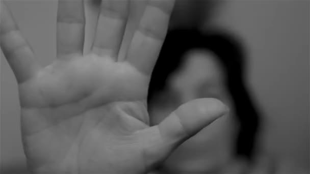 Vídeo Preto Branco Uma Mulher Estende Sua Mão Aberta Como — Vídeo de Stock