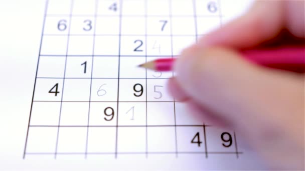 Jogando Resolvendo Jogo Quebra Cabeça Sudoku Com Lápis Exercício Mental — Vídeo de Stock