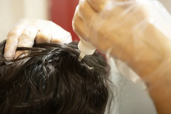 Mature Caucasian Latina Woman Coloring Her Hair Home Wearing Gloves — Stock Photo, Image