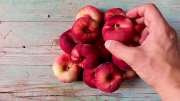 Isolierte Rote Frucht Namens Flacher Pfirsich Prunus Persica Platycarpa Auch — Stockvideo