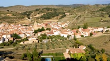 Las Parras de Castellote 'un uzak manzarası, İspanya' nın kırsal kesimindeki güzel Aragonese köyü.