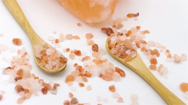 Himalayan Rosa Salt Isolerad Vit Bakgrund — Stockvideo