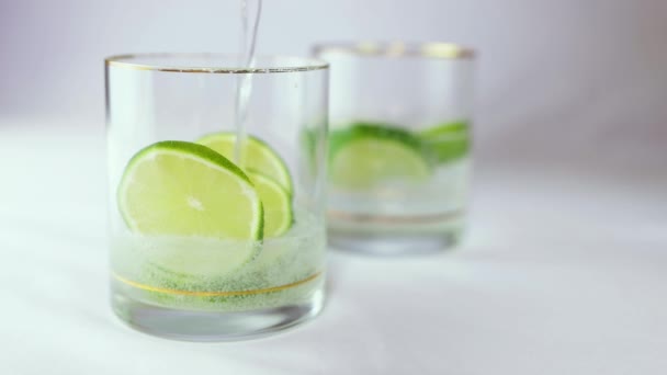 Riempendo Bicchiere Acqua Frizzante Qualche Fetta Lime Producono Una Moltitudine — Video Stock