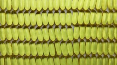 Sıraya dizilmiş sarı omega 3 yağ hapları. Sağlıklı takviye.
