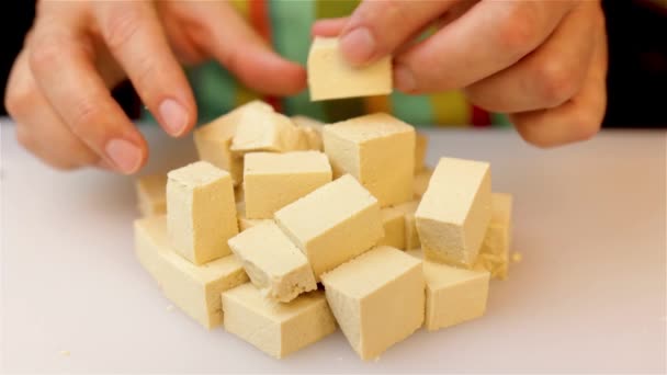 Una Persona Cocina Con Delantal Verde Prepara Comida Cortando Bloque — Vídeos de Stock