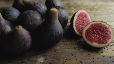 Tahta arka planda yeni toplanmış incirler.