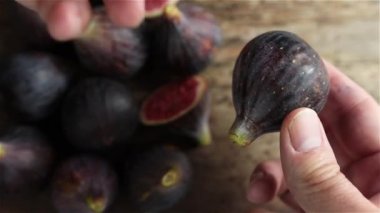 Tahta bir arka planda taze taze toplanmış incir topluyorum.