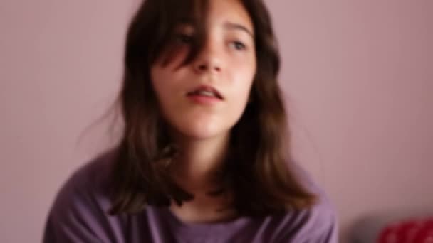 照片上 一个冷漠 情绪低落的少女 一个长粉刺的女孩 躺在房间里 头靠在手上 露出疲倦 粉刺的样子 — 图库视频影像